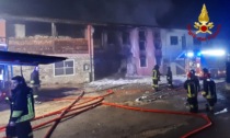 Incendio distrugge un'intera abitazione in piena notte, ma è stata scongiurata la tragedia: all'interno non c'era nessuno