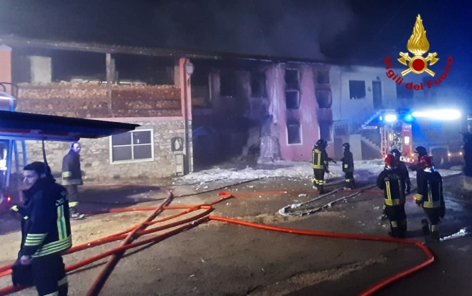 Incendio distrugge un’intera abitazione in piena notte, ma è stata scongiurata la tragedia: all’interno non c’era nessuno
