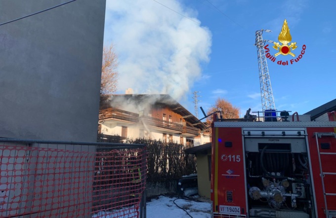  In fiamme il terrazzo mansardato e il poggiolo dove c’era una bombola gpl