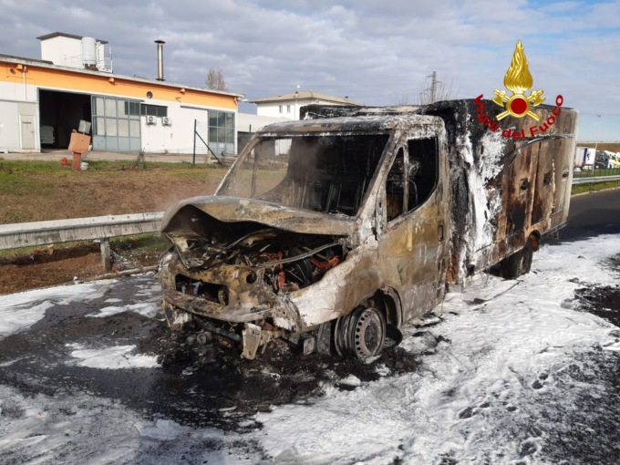 Inferno di fuoco in A4 tra Montecchio Maggiore e Montebello: conducente miracolato