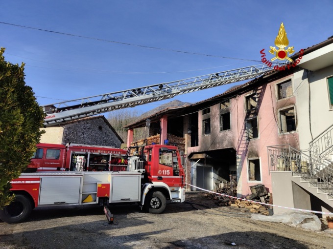Le immagini della casa distrutta dalla fiamme a Castelvecchio