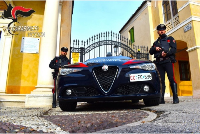 Inseguimento a folle velocità a Bassano: arrestato 41enne per resistenza e porto abusivo di arma