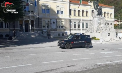 Consegna l'hashish nascosta in macchina, ma scatta la perquisizione anche in casa: arrestato per spaccio