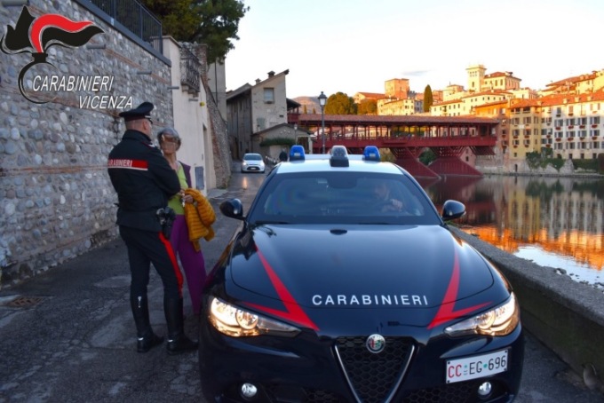 Finti Carabinieri trasformano la Stazione di Bassano in un negozio di smartphone
