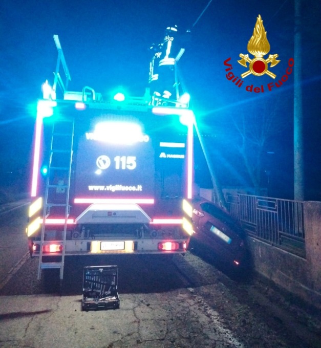 Perde il controllo dell’auto e finisce nel fossato: miracolata la conducente