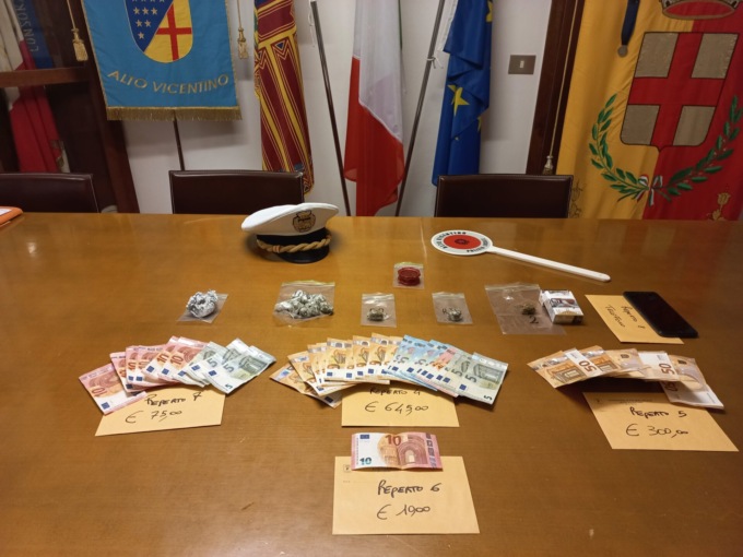 Spacciava in pieno centro a Schio spostandosi in monopattino, denunciato un 21enne