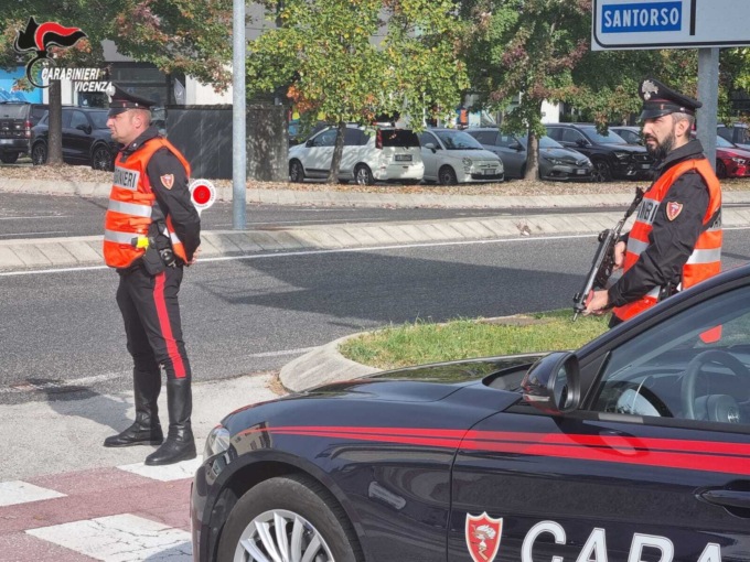 Camminava barcollando in mezzo alla strada, fermato dai carabinieri oppone resistenza e li aggredisce