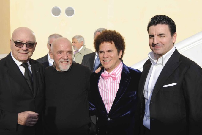 Paulo Coelho vuole salvare i frati di Bassano: firma e rilancia sui social la petizione