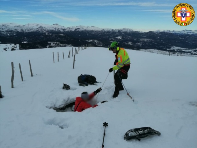 La ciaspolata si trasforma in dramma: 63enne precipita in una trincea della guerra