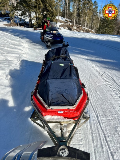 Sciatore cade sbattendo il fianco sulle piste da fondo, salvato dal soccorso alpino