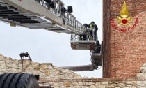 Montecchio, le foto dei due operai rimasti bloccati a oltre 10 metri d'altezza al Castello di Giulietta