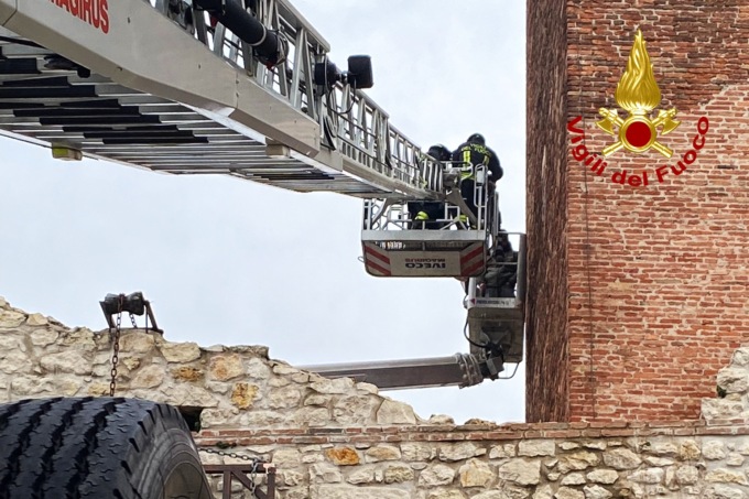 Montecchio, le foto dei due operai rimasti bloccati a oltre 10 metri d’altezza al Castello di Giulietta