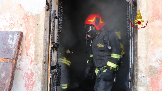 Non riesce a fuggire dall’abitazione divorata dalle fiamme e si consuma la tragedia: un uomo arso vivo in via dei Laghi