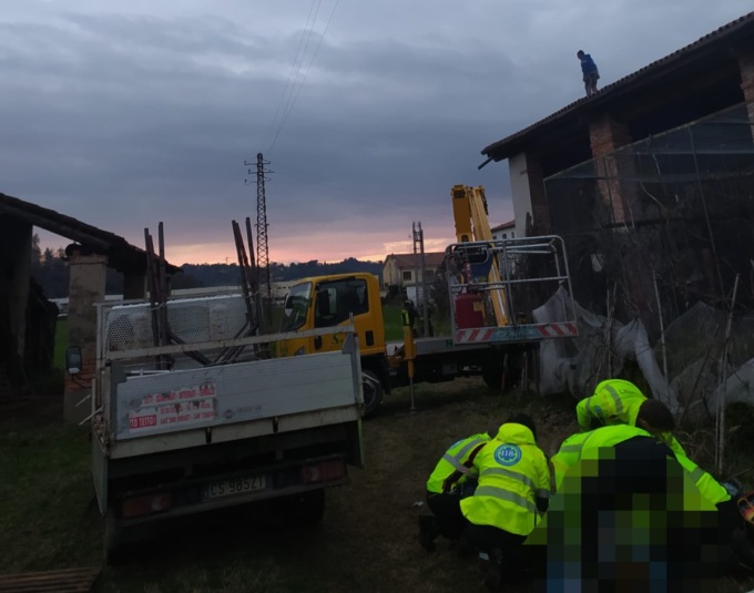 Tocca i fili della media tensione mentre lavora sul tetto: operaio folgorato in gravi condizioni