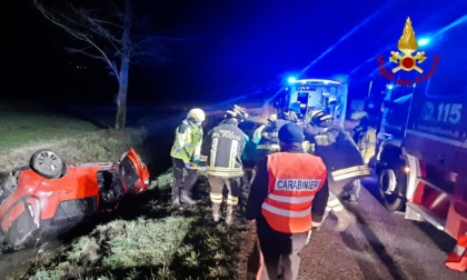 Perde il controllo dell'auto e finisce ribaltato nel fossato