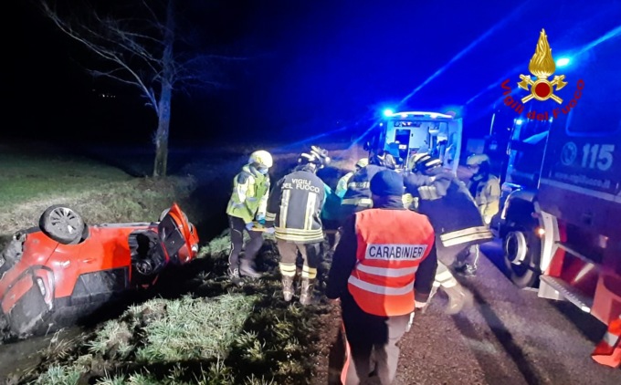 Perde il controllo dell’auto e finisce ribaltato nel fossato