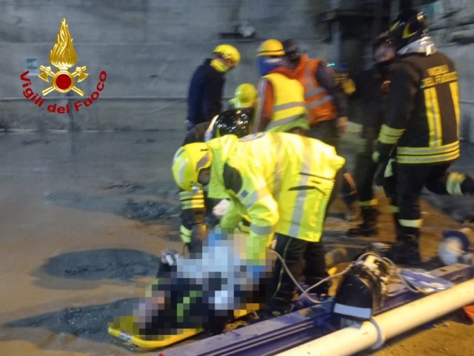 Colpiti dal tubo che stava gettando calcestruzzo, due operai finiscono in ospedale