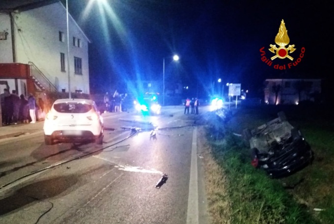 Trissino, auto abbatte quattro pali del telefono, coinvolte in seguito altre due vetture