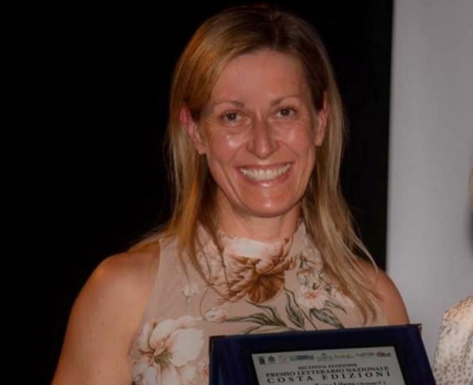 Cristina Lora da impiegata a scrittrice: ha già conquistato ben 63 premi in tutta Italia