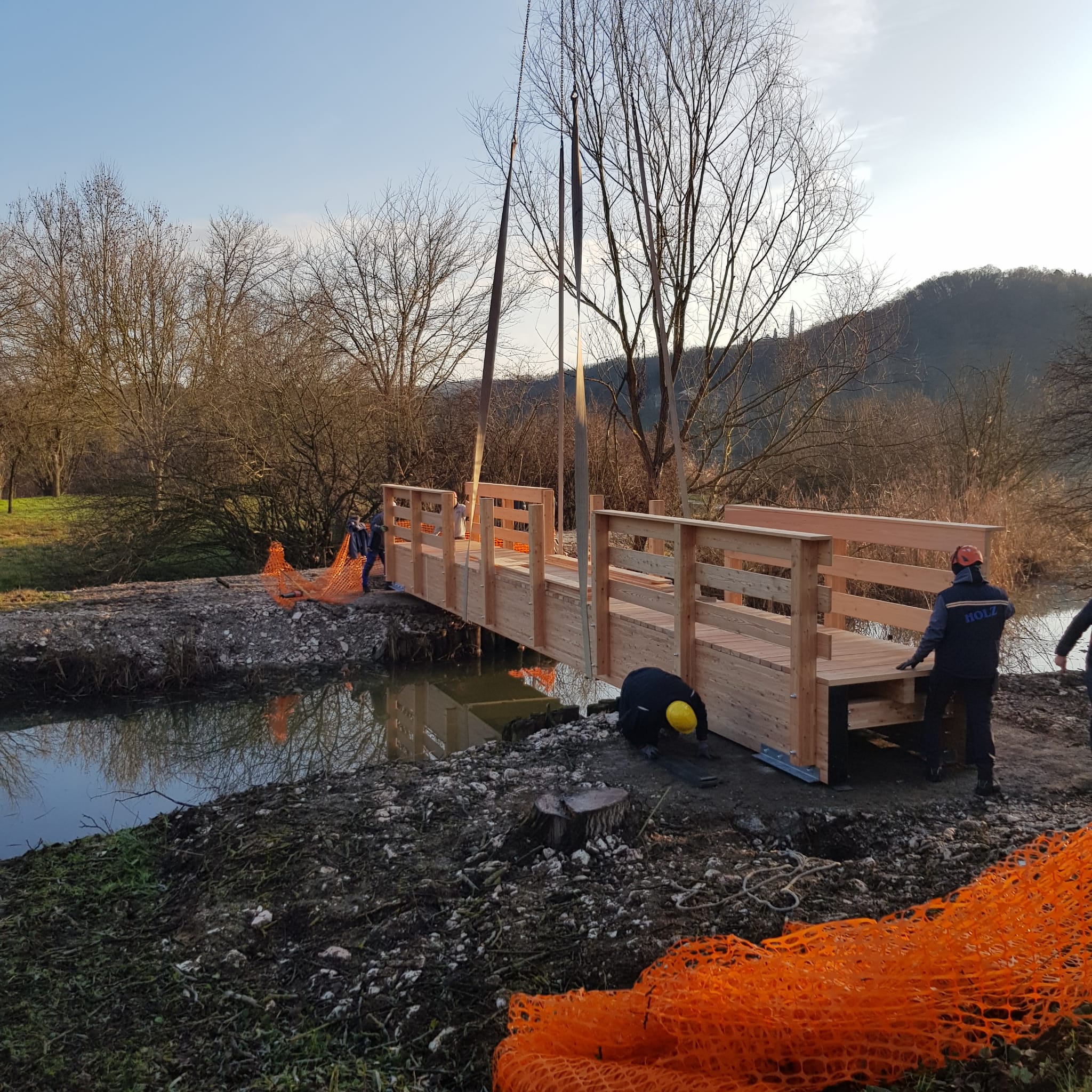 Lago di Fimon: posato il nuovo ponte pedonale