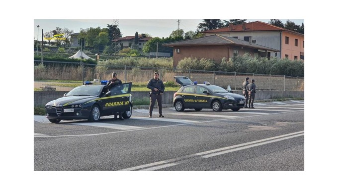 Fiamme gialle in azione, il fiuto di Ray non sbaglia: denunciato un rumeno per spaccio