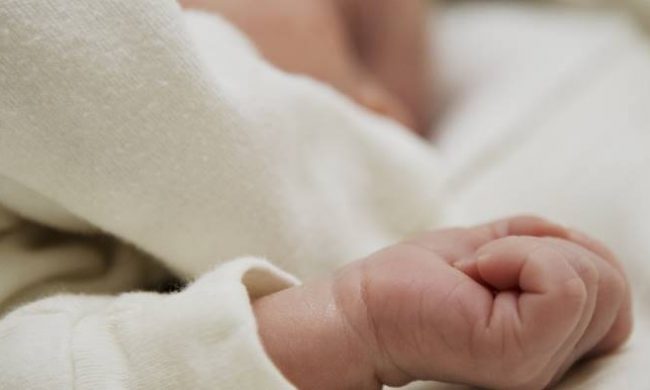 Il bimbo di due mesi ha una setticemia ma il pediatra non c’è… l’inferno di una famiglia in vacanza
