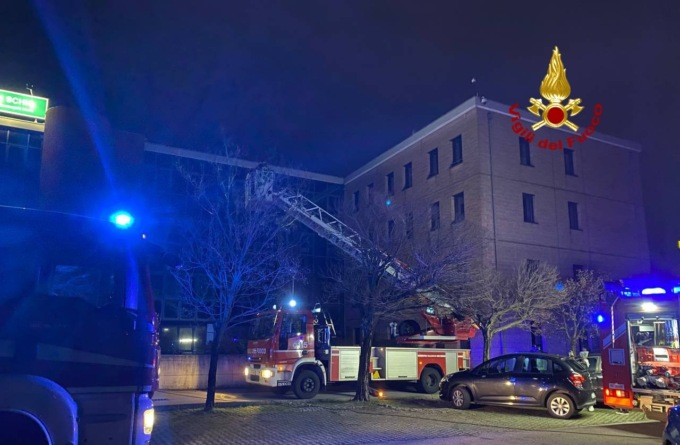 Il quadro elettrico va a fuoco, il fumo invade scale e corridoi senza finestre: evacuata una palazzina in via Veneto a Schio