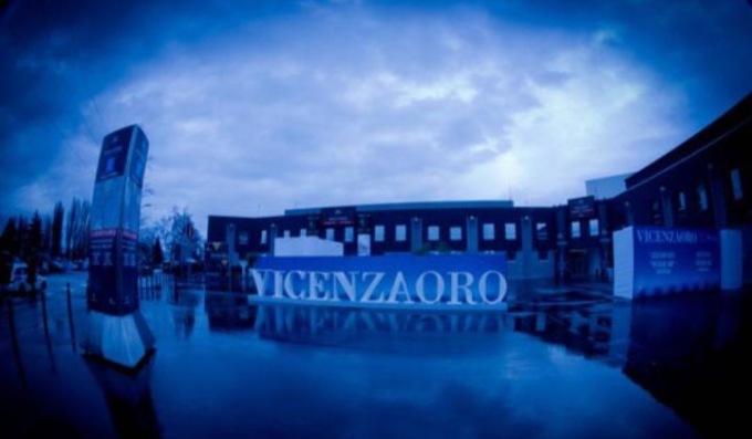 Tenta di introdurre illegalmente orologi al VicenzaOro: pregiudicato fermato dalla Polizia