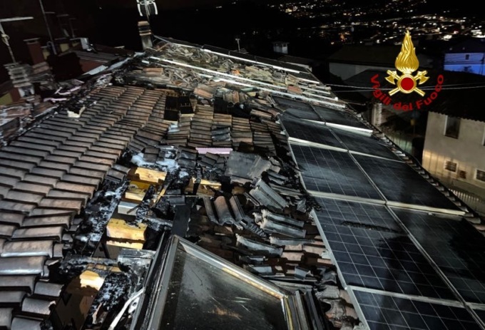 L’incendio distrugge il tetto di due case, i pompieri hanno evitato finisse in tragedia