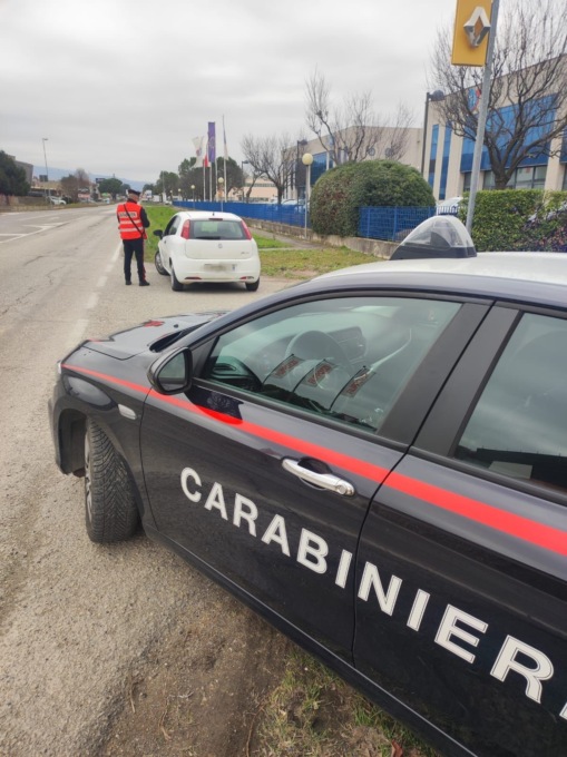 Automobilisti indisciplinati nella Valle del Chiampo: telefonini alla guida e sorpassi azzardati