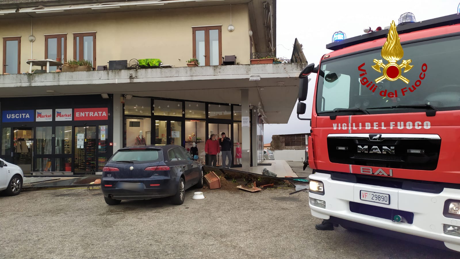 Cade ringhiera davanti negozio, tragedia sfiorata a Lonigo. Le immagini