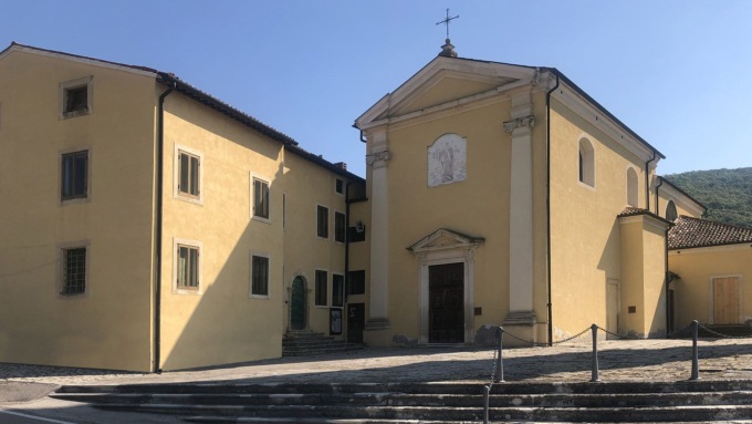 Don Alfredo colpito da un ictus non si è presentato a messa, i fedeli gli salvano la vita