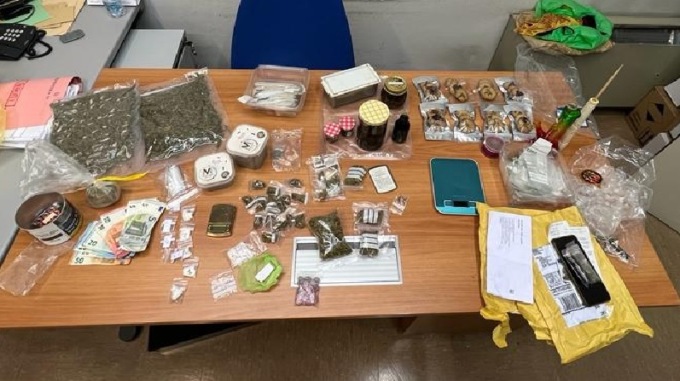 Bassano: di giorno insospettabile commesso al supermercato, la sera spacciatore di qualunque tipo di droga