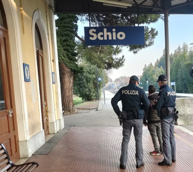 Schiaffi ad un viaggiatore e poi al macchinista, inchiodati dalle telecamere due vicentini 