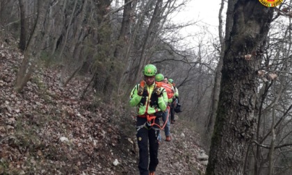 L'escursione in bici con gli amici si trasforma in dramma: rovinosa caduta sul sentiero Autovelox