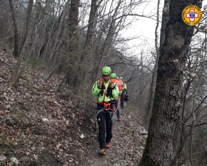 L’escursione in bici con gli amici si trasforma in dramma: rovinosa caduta sul sentiero Autovelox