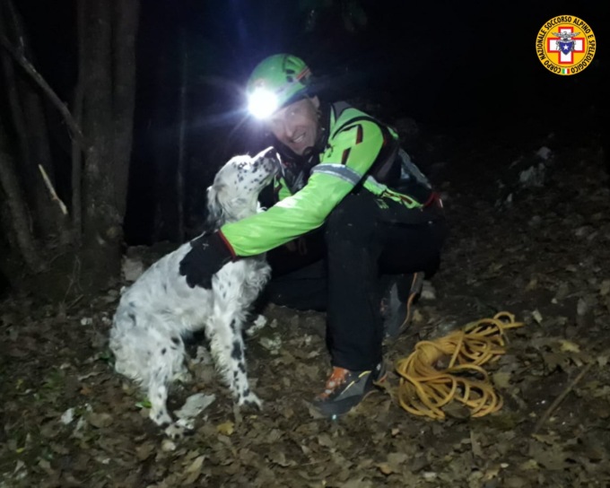 Lanciata all’inseguimento di un animale è caduta in un dirupo: Asia, salvata dal soccorso alpino