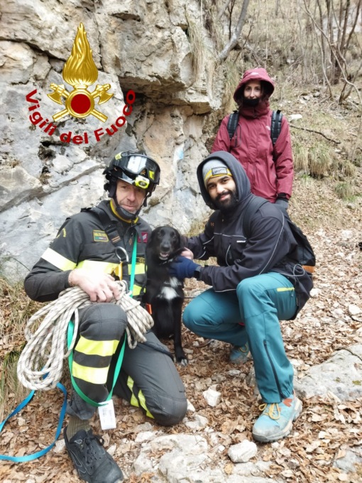 Smoki cade nel dirupo e resta bloccato, i vigili del fuoco lo portano in salvo