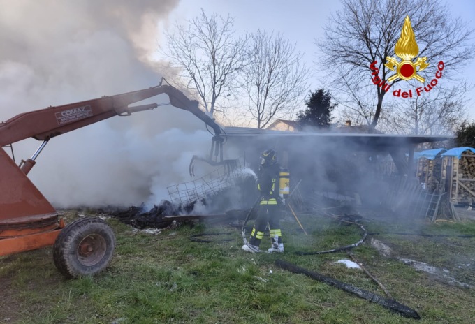 In fumo 200 quintali di legna da ardere, ancora ignote le cause del rogo