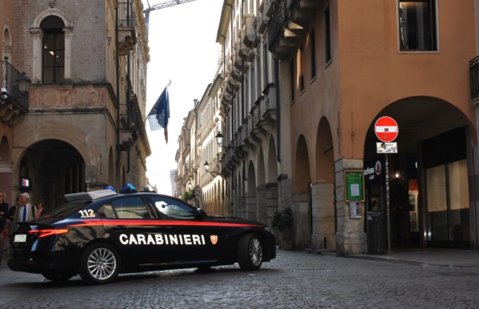 Vicenza, 26enne ubriaco minaccia di morte la madre poi tenta di aggredirla: arrestato