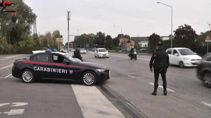 Armati di pistola avevano rapinato 4 minorenni in pieno centro a Vicenza, presa la baby gang