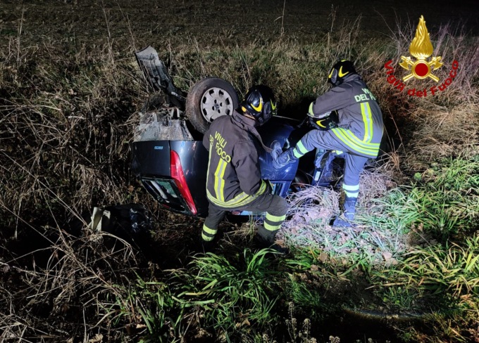 Drammatico incidente nella notte: l’auto sbanda improvvisamente e si ribalta nei campi
