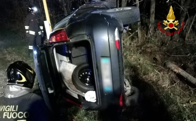 Perde il controllo dell’auto e finisce ribaltata fuori strada, ferita la conducente