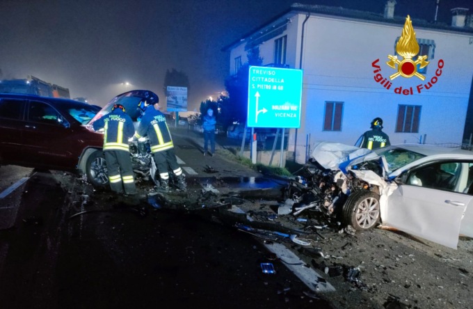 Drammatico frontale tra due auto lungo la Postumia: uno dei conducenti resta intrappolato tra le lamiere