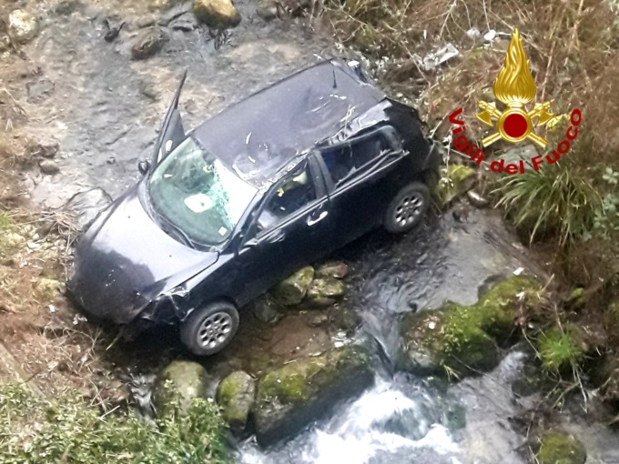 Esce di strada e dopo un volo di dieci metri finisce nel torrente