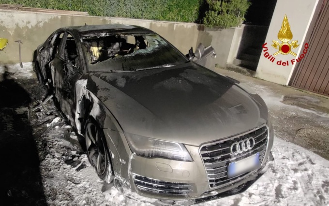 Schio, audi coupè divorata dalla fiamme nella notte: è ridotta ad un rottame