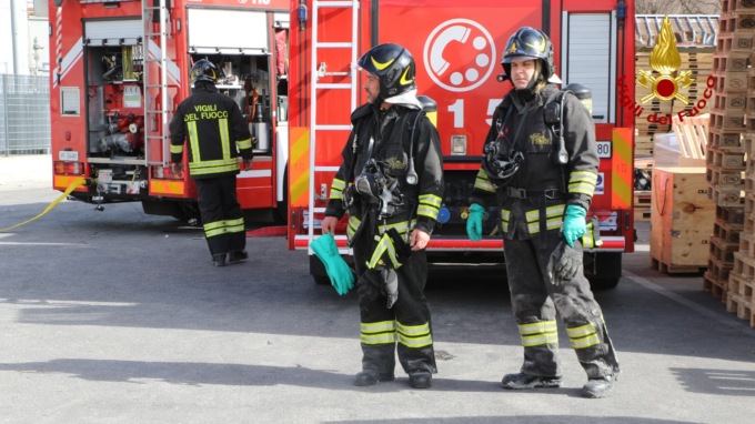 Panico nell’azienda di imballaggi: la corsa dei soccorritori per arginare lo sversamento del temibile acetato di metile