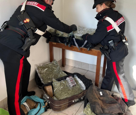 In “fumo” 16 chili di stupefacenti nascosti in alcune valigie: per un 17enne il viaggio è verso il carcere