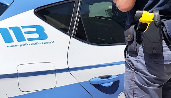 Prima insulta e poi minaccia con una siringa gli agenti che volevano identificarlo