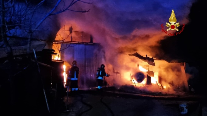 Le fiamme hanno divorato un capannone agricolo a Sarego, i danni sono ingenti
